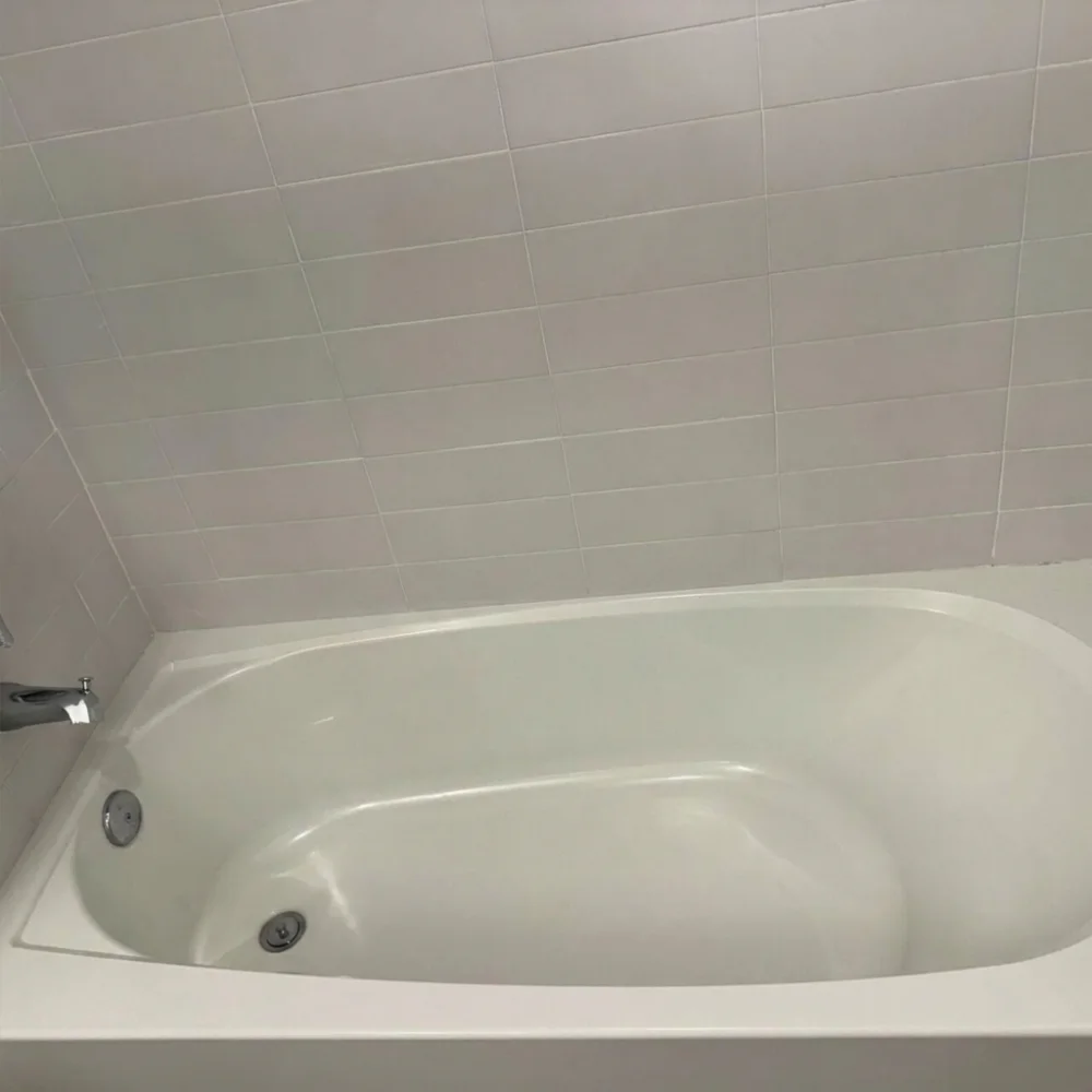 La misma bañera después de una limpieza profunda de Clean My Mess — impecable