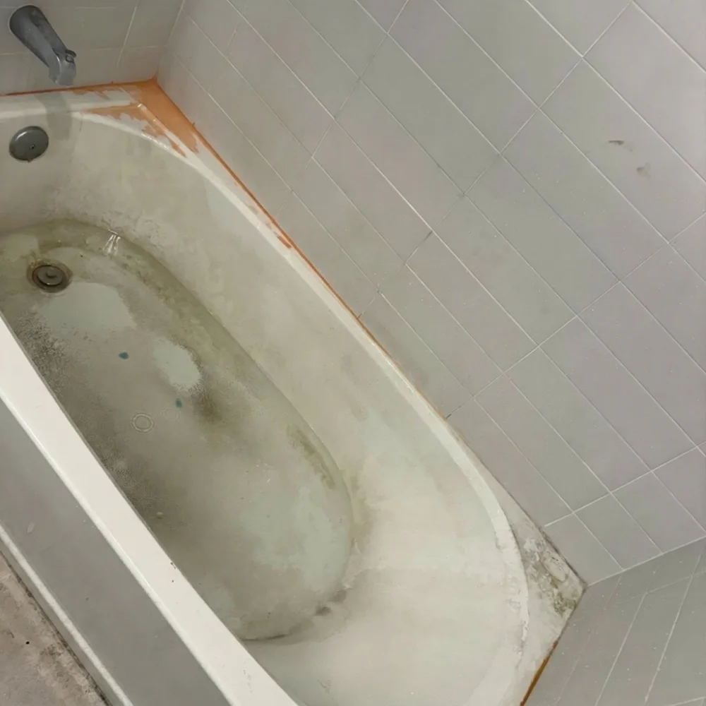 Bañera antes de la limpieza — suciedad y manchas acumuladas