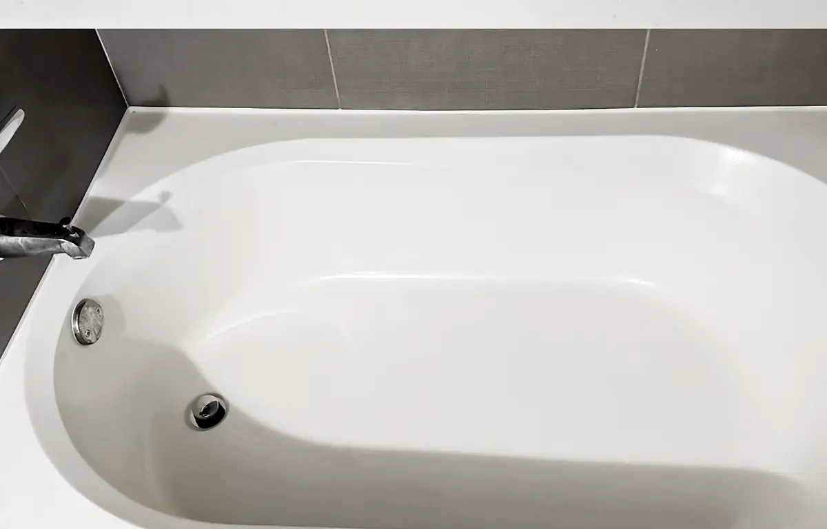 La misma bañera reluciente y blanca después de una visita de Clean My Mess