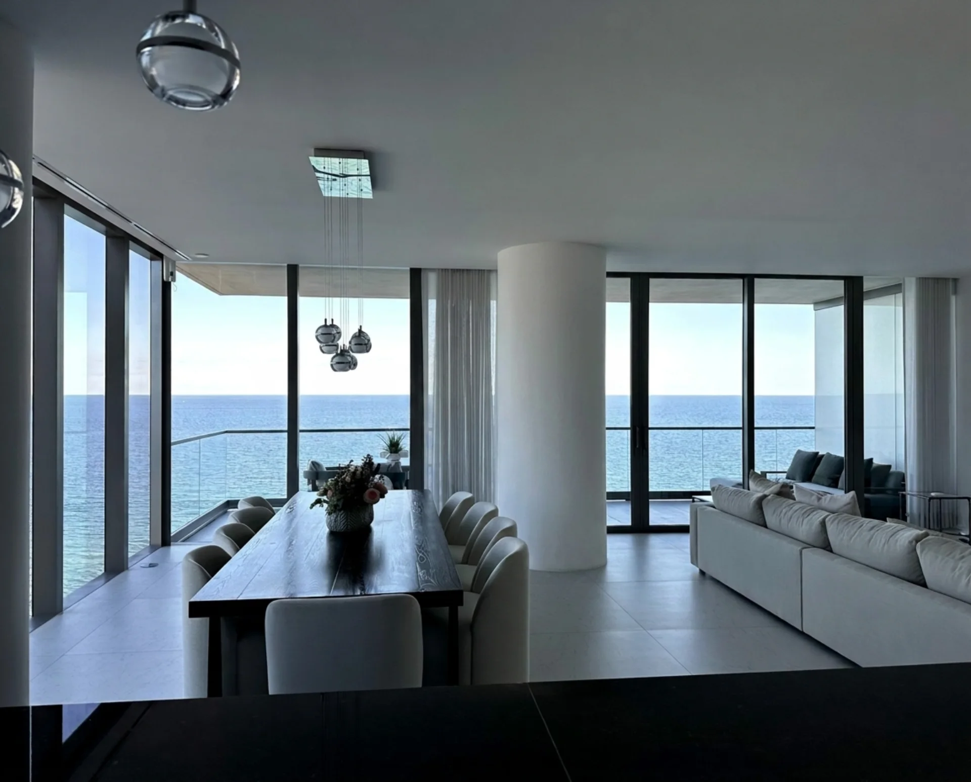 Comedor impecable de un condominio frente al mar, montado y listo para huéspedes tras un turnover