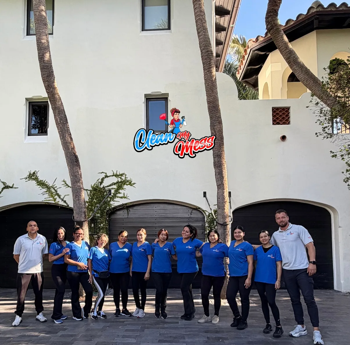 El equipo de limpieza de Clean My Mess frente a una villa mediterránea en Miami