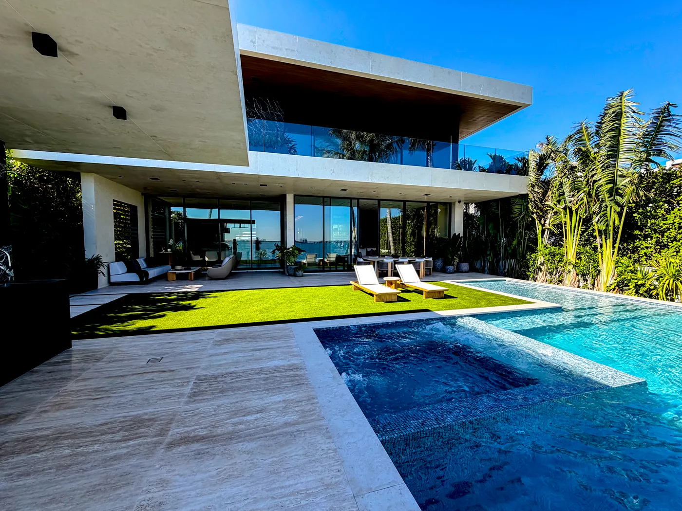 Villa moderna frente al agua con piscina infinita limpiada por Clean My Mess