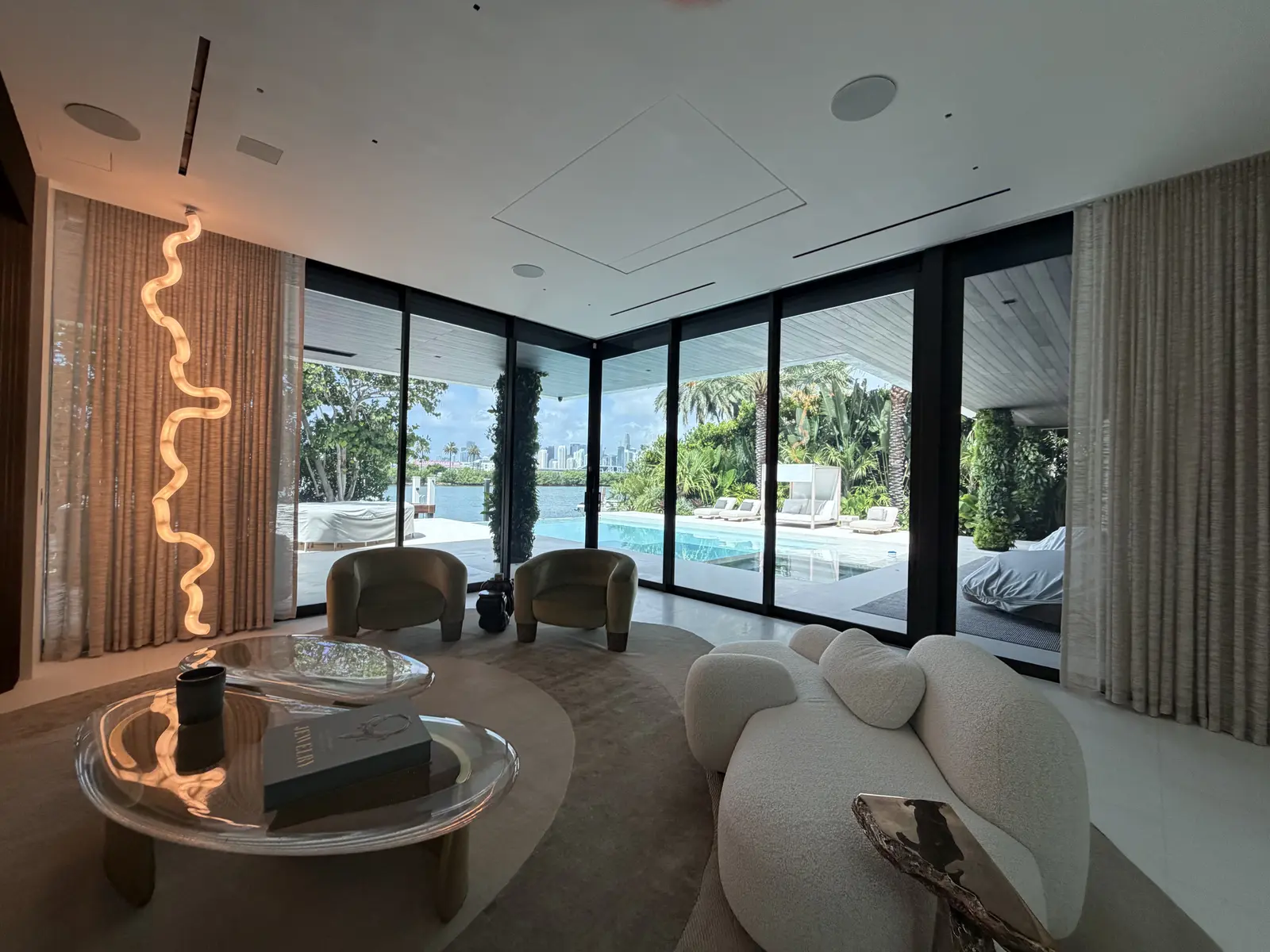 Interior de condominio de diseño en Downtown Miami después de una visita de Clean My Mess