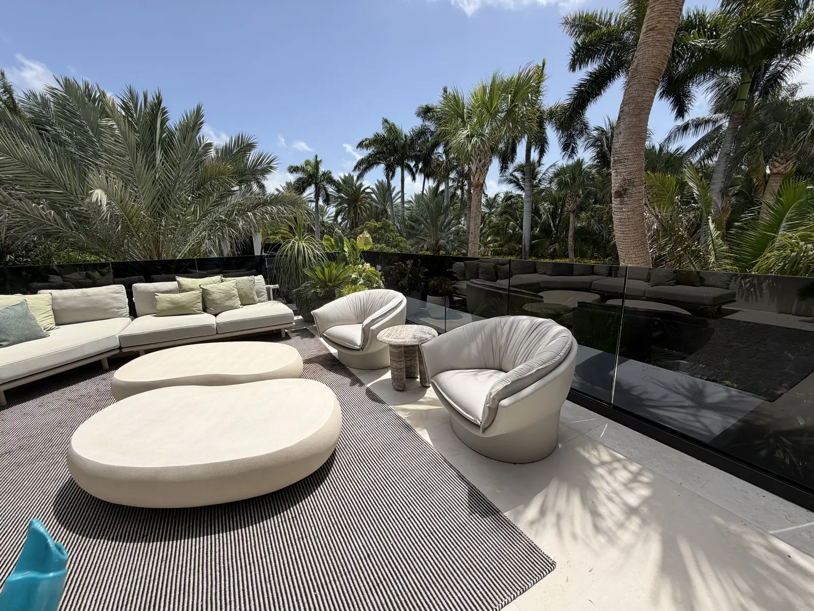 Elegante zona exterior de una residencia cerca de Wynwood limpiada por Clean My Mess