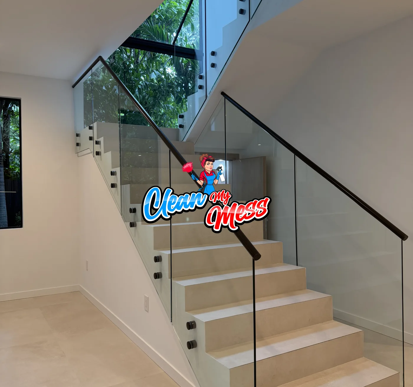 Escalera limpia con barandal de vidrio en una casa lista para mudarse