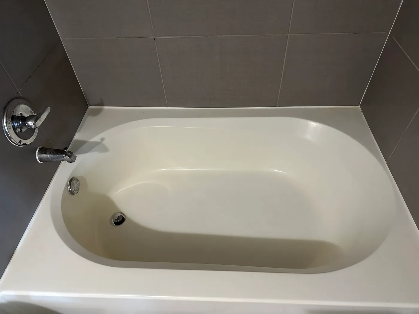 Bañera impecable en una casa de Miami lista para mudarse