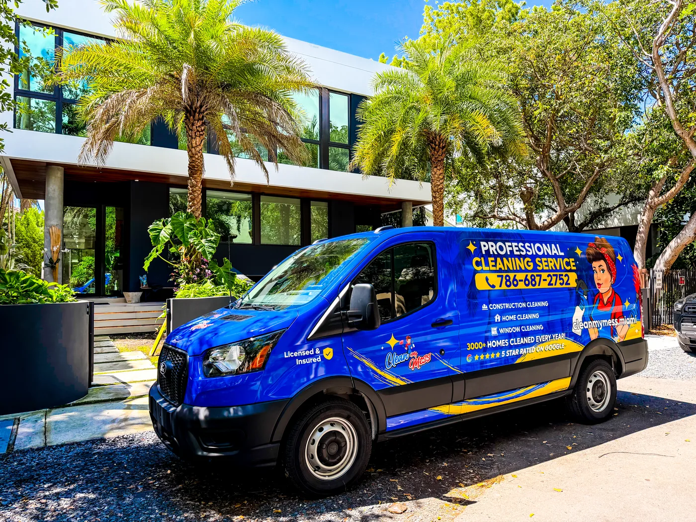 Camioneta de Clean My Mess en una obra nueva de Miami