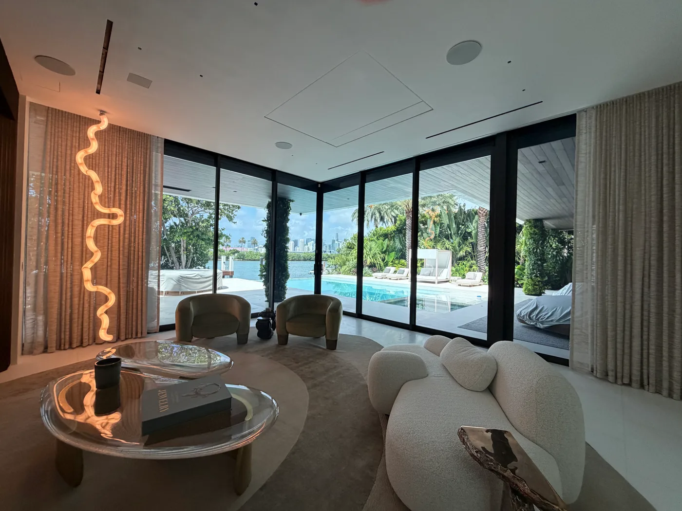 Sala en Miami con vista a la piscina mantenida con limpieza recurrente