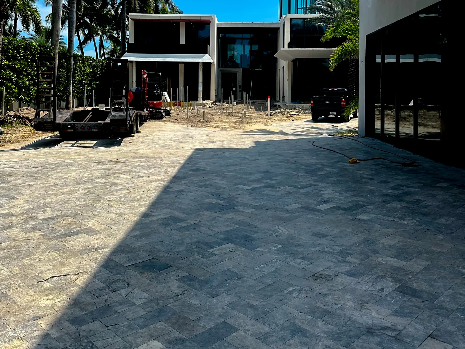 Van de Clean My Mess frente a una casa recién construida en Miami, lista para limpieza post-construcción