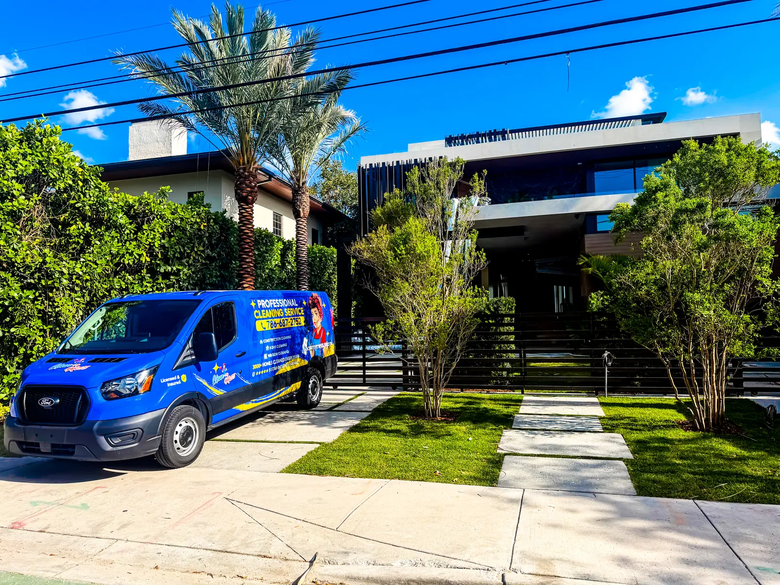 Camioneta de Clean My Mess estacionada frente a una casa recién construida en Miami