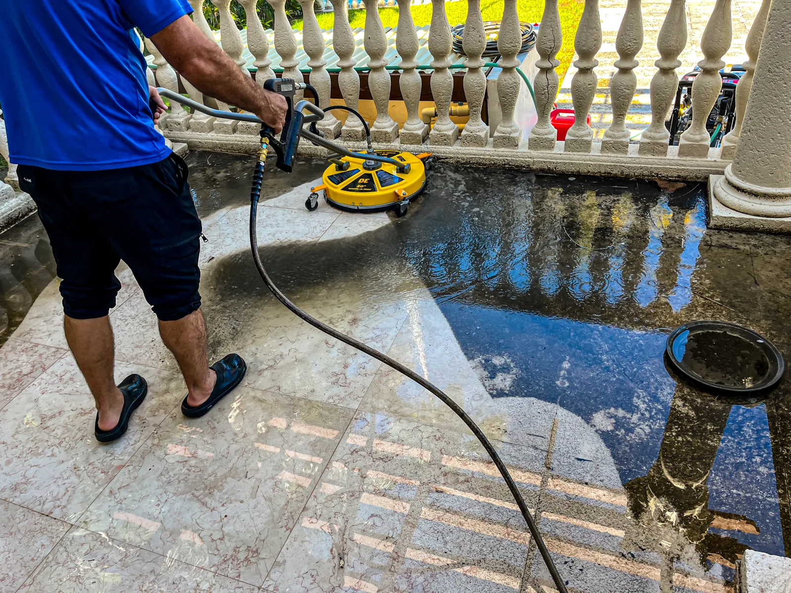 Lavado a presión restaurando una superficie exterior en un hogar de Miami
