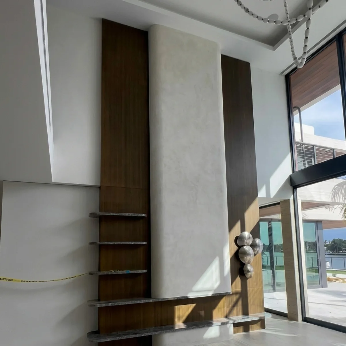 Interior de villa de doble altura frente al agua, impecable después de la limpieza post-construcción